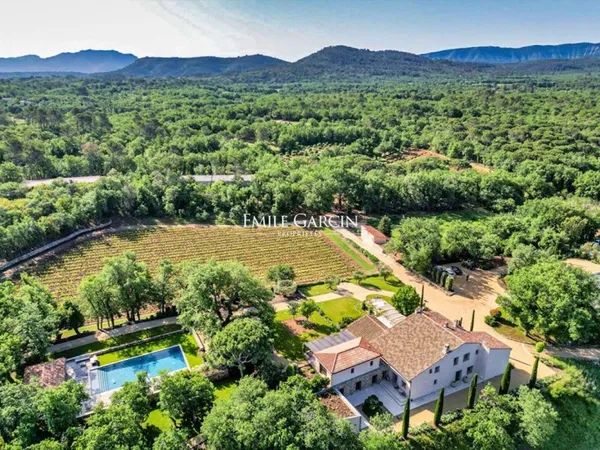 Bastide à louer sur un domaine viticole dans le Var, au coeur de la Provence Verte