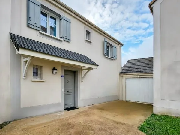 Maison de 2013 sans travaux avec 3 chambres, beau terrain et