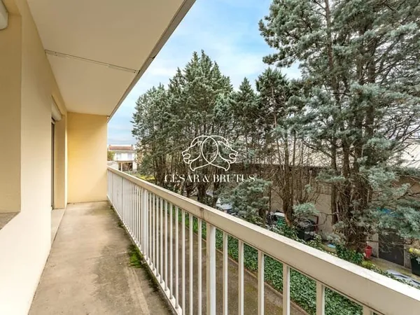 Appartement avec balcon et place de parking