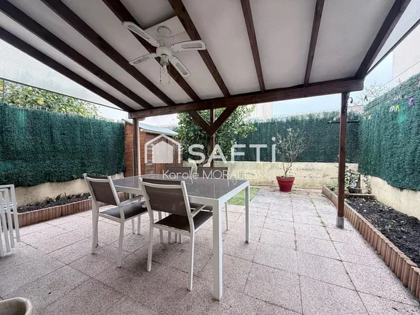 SAINT-CYPRIEN VILLAGE, MAISON T4 AVEC JARDIN ET PLACES DE PARKING