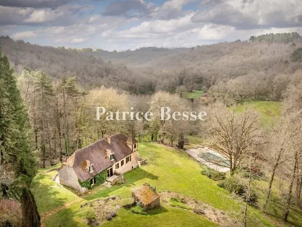 En Périgord noir, un domaine de 48 ha à l'écart du monde, avec maisons de maître et d'amis, piscine