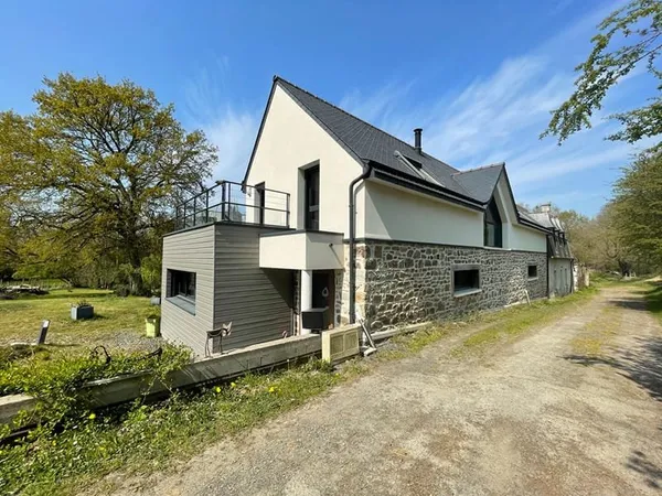 Vente d'une magnifique bâtisse 4 chambres avec dépendance et plus de 1 hectare de terrain dans Lamba