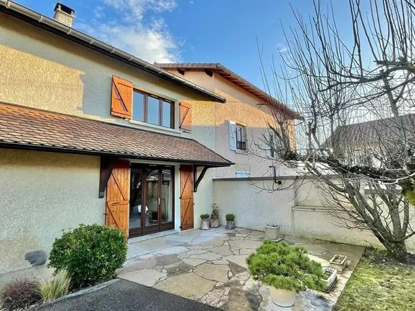 Appartement duplex à aménager de 80 m² à MEYRIE