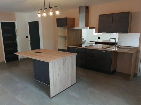 Beau duplex F4 rénové avec 2 parkings à Bellepierre.
