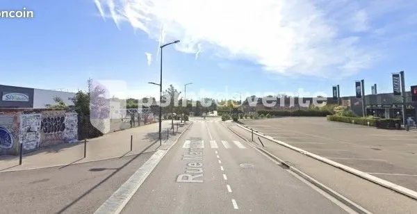 Local commercial 1 700 m²