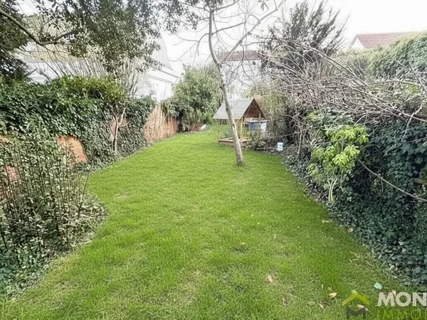 Maison individuelle avec sous-sol, jardin et parking.