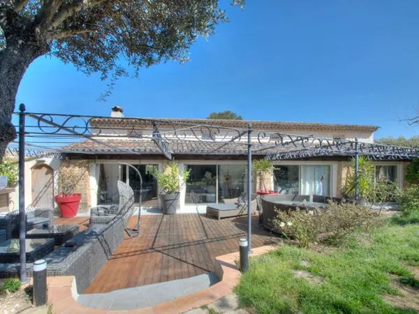 VILLA/ APPARTEMENT, SAINT RAPHAEL, 6 PIECES, DOUBLE GARAGE, GRANDE CAVE, PROCHE COMMERCES,, SPA...
