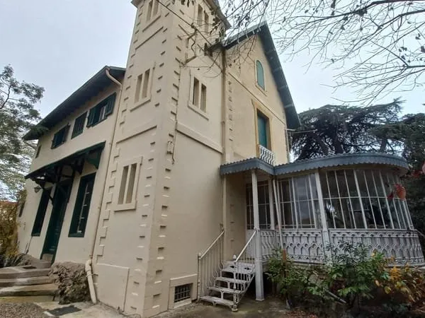Maison 'remarquable' au coeur d'un parc, quartier prisé.