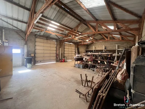 Local professionnel de 445 m² libre à Chateau Gontier