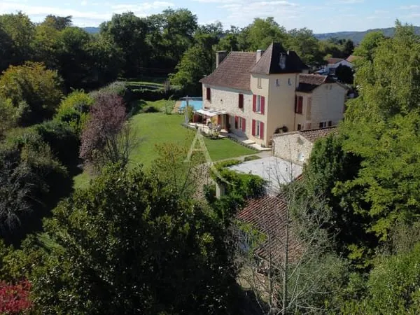 Propriété en pierre avec grange et belle vue centre Prayssac