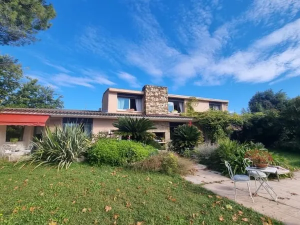 Maison 5 pièces 256 m²