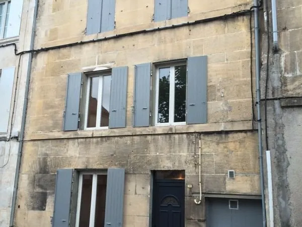 Maison de Ville individuelle rénovée + double Garage et Atelier attenant
