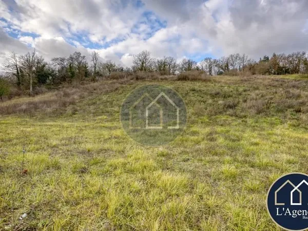 Terrain constructible 945m2 à 50m du centre de la commune dans environnement boisé