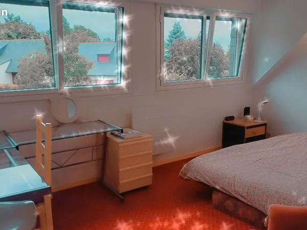 Chambre meublée pour étudiante chez l'habitant