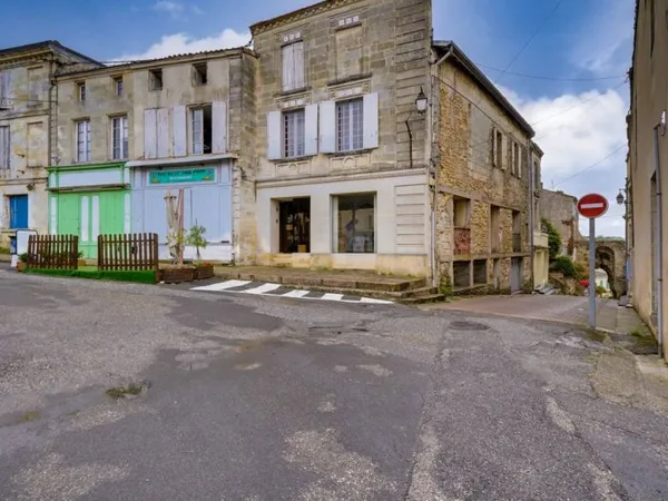 Maison de ville de 200m2 habitables en R+2 avec atelier et garage