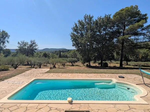Villecroze maison de plain-pied, cabanon, piscine et garage à la campagne