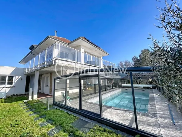 Vue mer & vie de plain-pied Maison rénovée avec piscine à