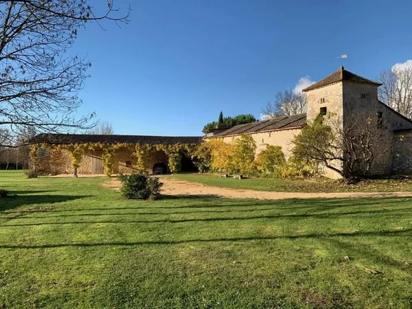 Superbe ancienne ferme fortifiée avec piscine dans un cadre idyllique
