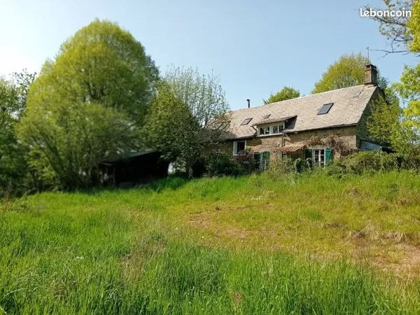 Maison et fournil en pierre sur terrain de 1.5 hectare proche du lac