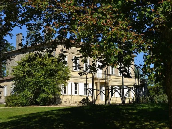 Château de caractère avec parc, piscine et dépendances