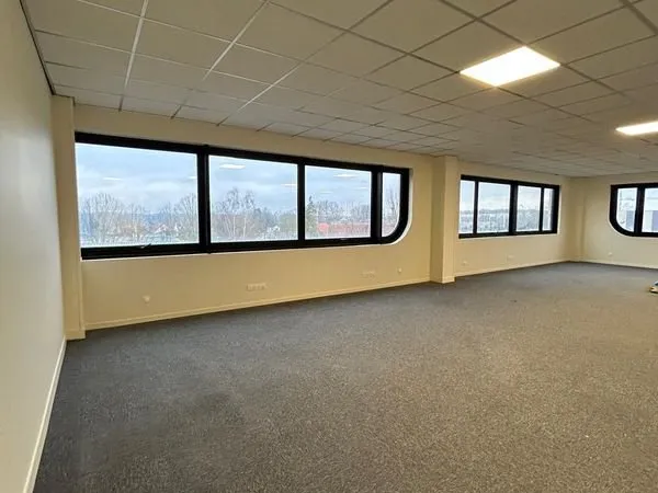 Plateau privatif de 60m² refait à neuf - Modulable - Villebon-sur-Yvette (Courtaboeuf)