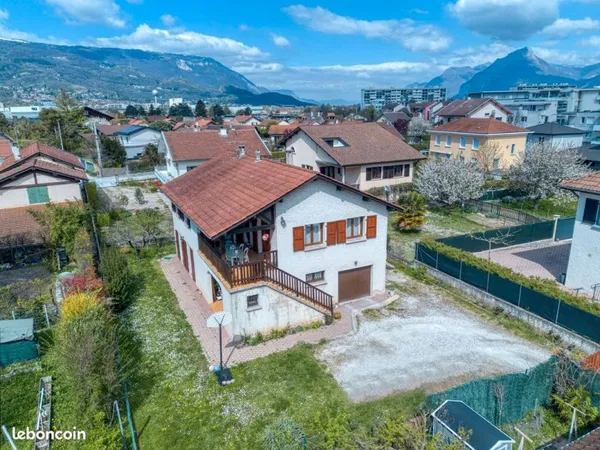 Dans un environnement pavillonnaire BELLE VILLA INDIVIDUELLE AU CALME ABSOLU, avec jardin et terrain