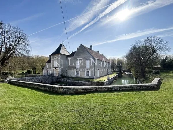 Château du XVe siècle au coeur de la Bourgogne dans la Nièvre