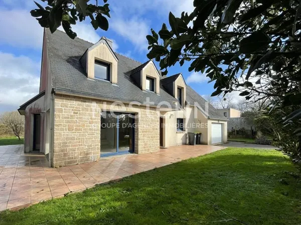 MAISON au COEUR du BOURG de GRAND-CHAMP - 4 chambres et 1 bureau