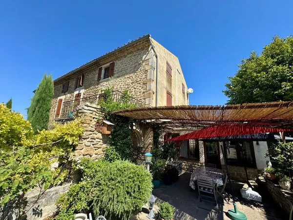 Proche GRIGNAN , Belle maison de village en pierres avec pis