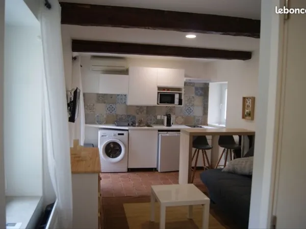 Rare a louer studio meublé avec grande terrasse et jardin privatif plein centre du luc