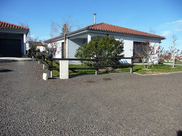 MONTBRISON PROCHE CENTRE MAISON PLAIN PIED AVEC GARAGE TERRA