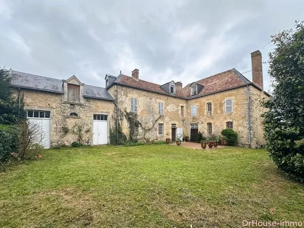 NOGENT LE BERNARD - Ancien Presbytère - 272 m2 habitables + dépendances et Terrain