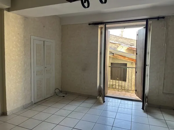 Maison de village avec garage et caves