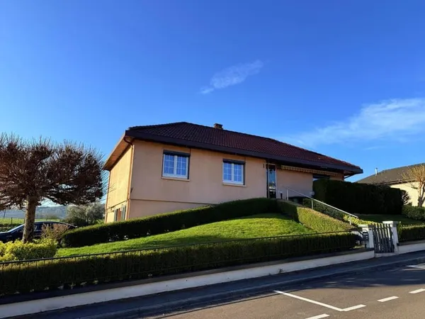 Maison de 108 m2, 4 ch, sous-sol sur terrain de 671 m2.