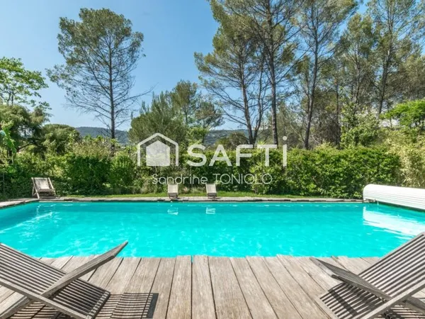Villa moderniste avec piscine