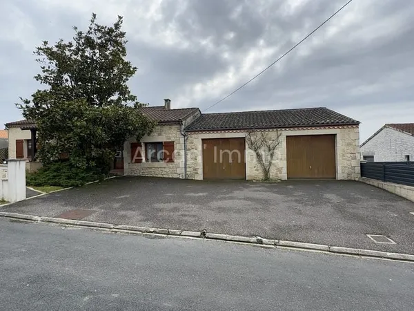 Maison 4 chambres, piscine, double garage sur 627 m2 de terr