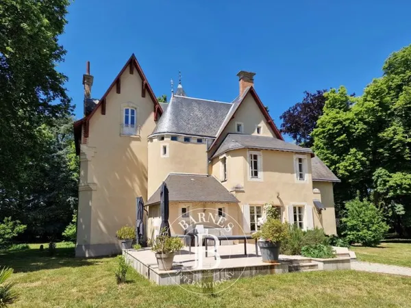 PROCHE LE MANS - Gentilhommière avec joli parc de 2 hectares et piscine