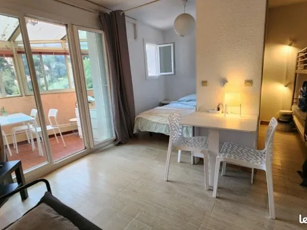 Appartement 2 chambres, Parking, véranda-terrasse,climatisation réversible, salle d'eu et wc séparé,