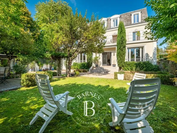 LES VALLÉES SUPERBE MAISON MANSART AVEC JARDIN