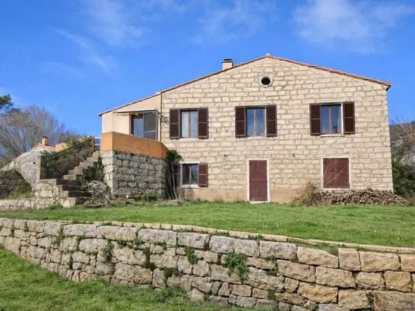 DANS LE HAMEAU TRÈS PRISÉ DE L'OSPEDALE MAISON ANCIENNE AVEC