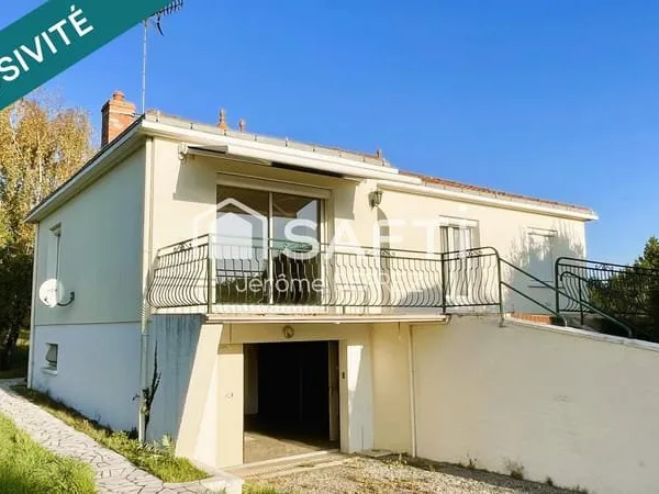 Maison avec jardin et garage en sous-sol