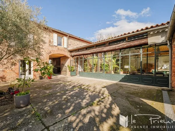 A seulement 10 mlin d'Albi ! Superbe corps de ferme rénové, 461 m², verrière, piscine et jardin arbo