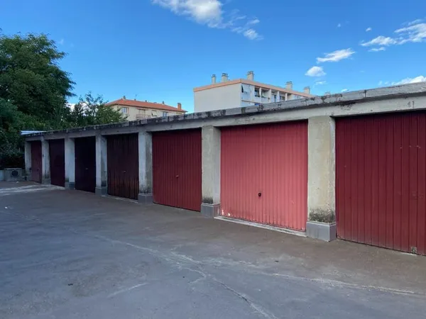 BOX FERME A LOUER A OULLINS - PROCHE METRO B