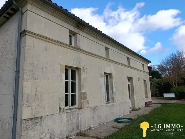 Maison en pierre avec grandes dépendances