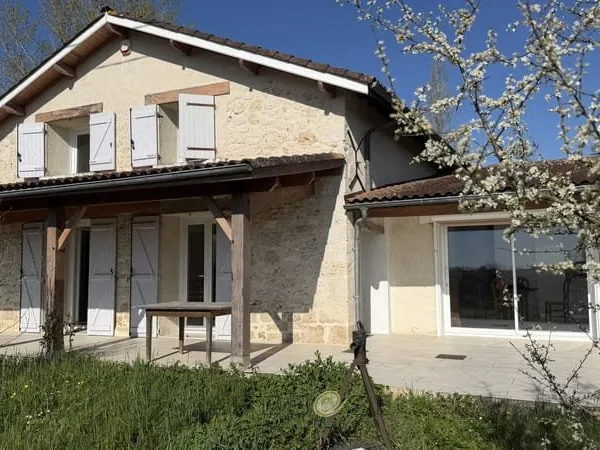 Charmante maison ancienne rénovée .