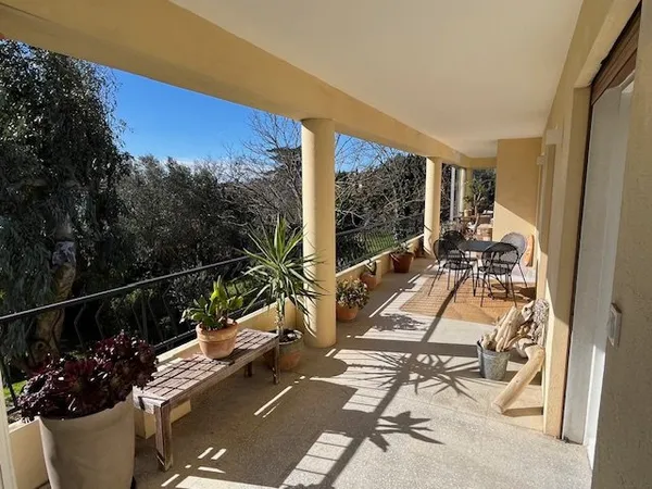 Quartier prisé, vaste penthouse avec terrasse, jardin et garage