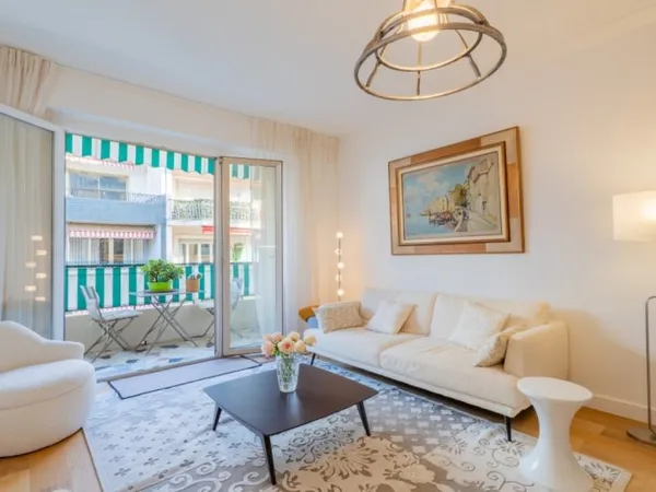 NICE FLEURS - APPARTEMENT 4 PIECES DE 87 M² A VENDRE - ETAGE ELEVE - TRAVERSSANT - TERRASSE - HAUT S