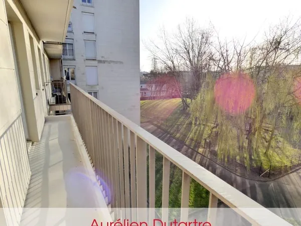 Spacieux appartement T4 avec balcon, cave et parking à Fleury-les-Aubrais
