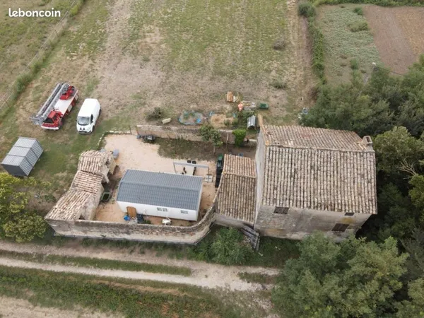 Mas à rénover sur 2500 m2 de terrain, au calme