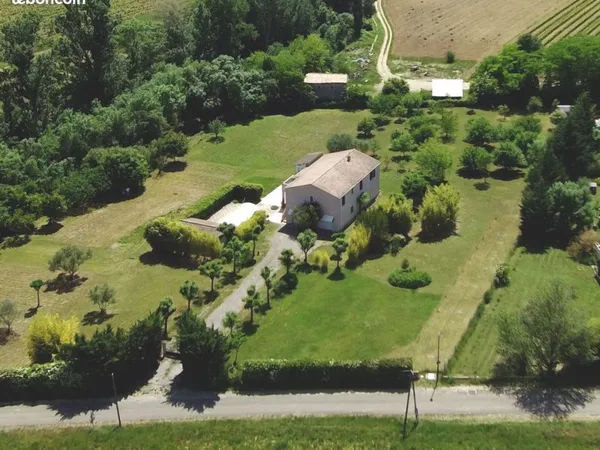 Propriété de 5991 m2 avec une construction possible